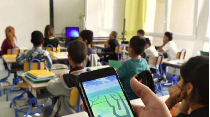 Məktəblərdə telefondan istifadə qadağan edilə bilər