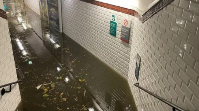 Bir neçə metro stansiyası su altında qalıb 