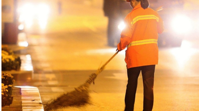Yevlaxda süpürgəçi qadını avtomobil vurub