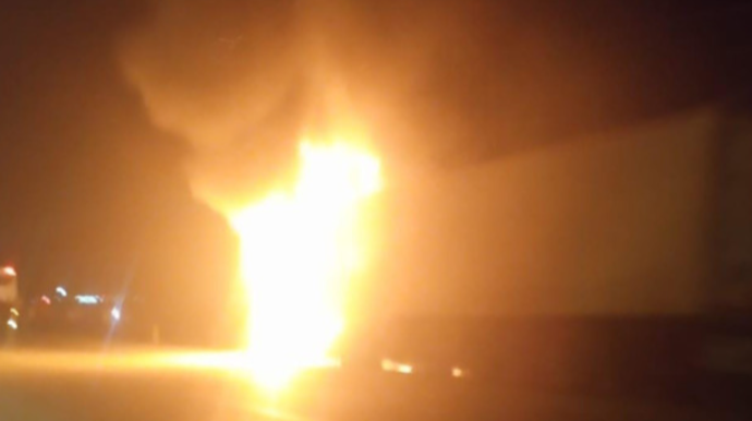 Bakıda 20 ton un aparan TIR yandı - FOTO 