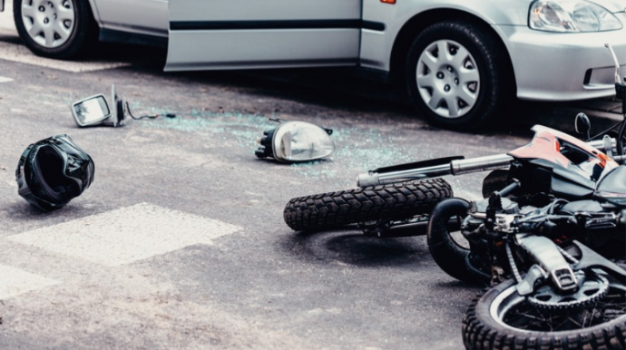 В Баку автомобиль столкнулся с мотоциклом, водитель сбежал с места ДТП 