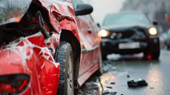 Sərxoş halda maşın sürən qadın polislərlə dava edib qaçdı – Qəzaya düşdü - VİDEO