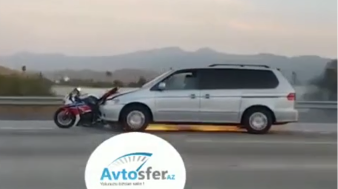 Avtomobil motosikleti vuraraq kilometrlərlə sürüklədi   - FOTO - FOTO