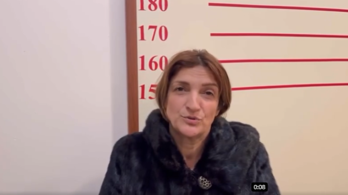 Pensiya düzəltmək adı ilə insanları aldatdı, polis yaxaladı  - VİDEO