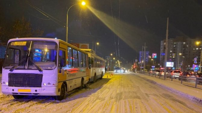 В Екатеринбурге троллейбус въехал в автобус, пострадала юная пассажирка  - ФОТО
