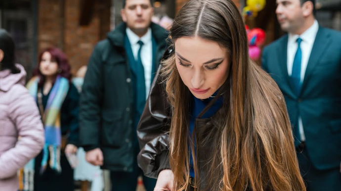 "Anama hədiyyə verəcəyəm” - Alena Əliyeva - VİDEO