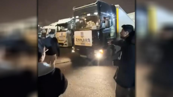 Azərbaycandan yardım aparan TIR sürücüsünü türklər belə qarşıladılar - VİDEO