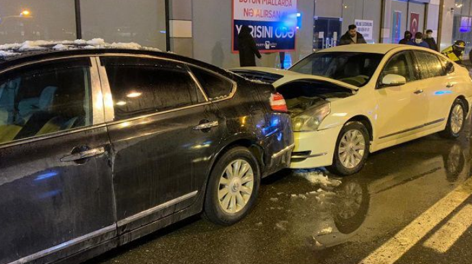 Bakıda sürücü iki avtomobilin arasında qalaraq xəsarət alıb  - FOTO