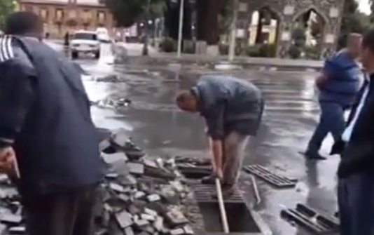 Şəkidə leysan yolları bu hala saldı - VİDEO