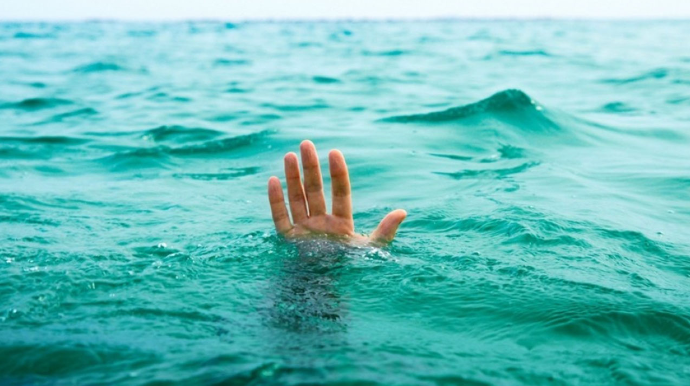 Özünü kanala atan qızını xilas etmək istədi - Boğulub öldü