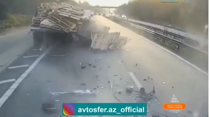 Avtomobil iki yük maşınının ortasında qaldı və görün nə hala düşdü - VİDEO