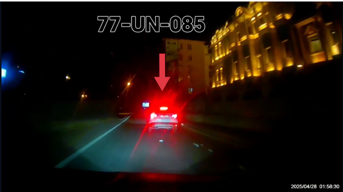 Sürücü maşındakı zibillərin hamısını yola atdı - VİDEO