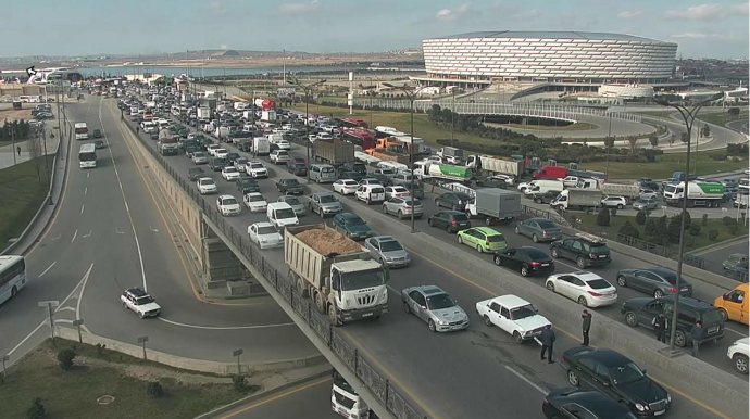 Prospektdəki qəza sıxlıq yaratdı - FOTO