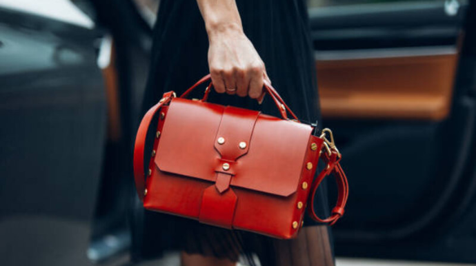 Avtobus dayanacağında çantasını unutdu - Qızılları oğurlandı 