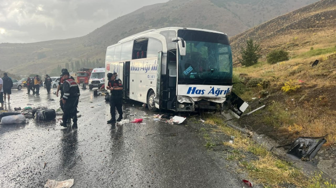Ağrıdan yola düşən avtobus dağa çırpıldı - Ölənlər var 