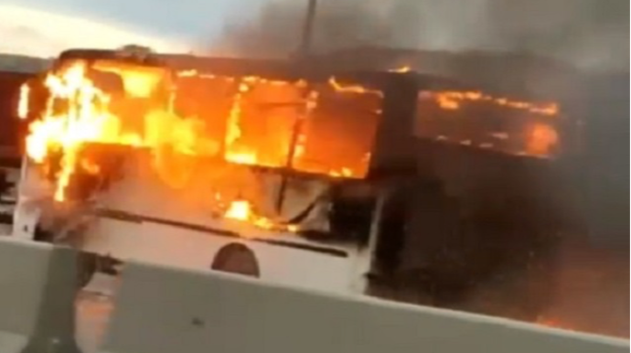 Dəhşətli qəza:  İki avtobus alovlandı, onlarla ölü var