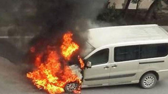 Bakıda  "Mercedes" markalı mikroavtobus yandı