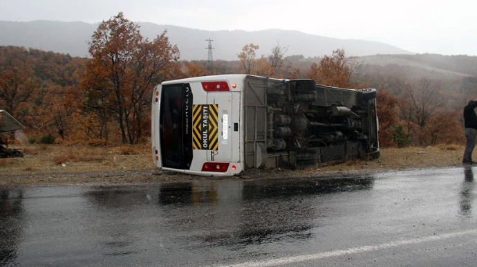 Tələbələri daşıyan avtobus aşıb, 29 nəfər yaralanıb 