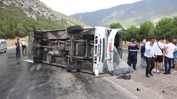 Toya gedənləri aparan avtobus aşdı:  26 nəfər xəsarət alıb - FOTO 