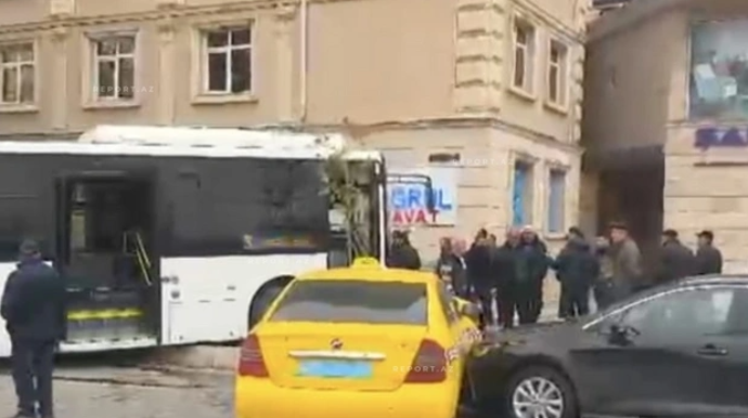 Naxçıvanda zəncirvari qəza: marşrut dörd avtomobilə çırpıldı - VİDEO