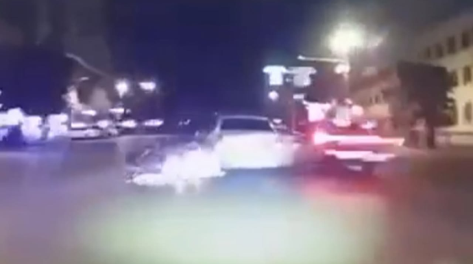 В Баку легковой автомобиль сбил мотоциклиста - ВИДЕО  - ОБНОВЛЕННЫЙ
