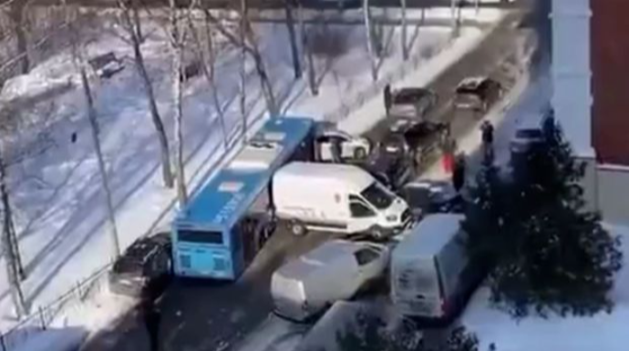 Marşrut avtobusu və 10-a yaxın avtomobilin iştirakı ilə qəza  - VİDEO