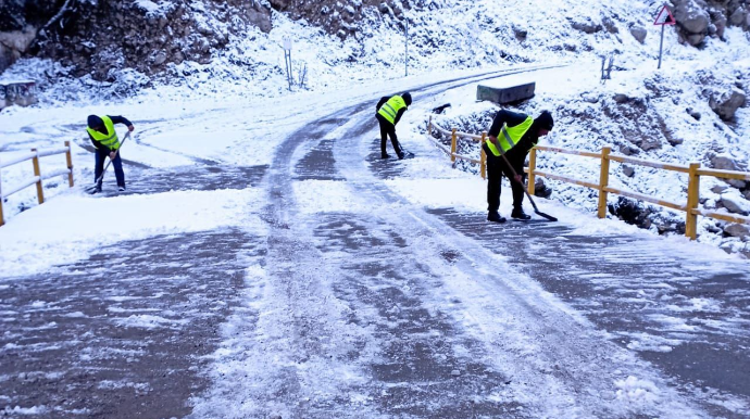 Xınalıq yolu buzdan təmizləndi - FOTO 