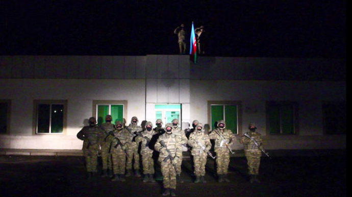 В освобожденном от оккупации Лачинском районе поднят азербайджанский флаг - ВИДЕО