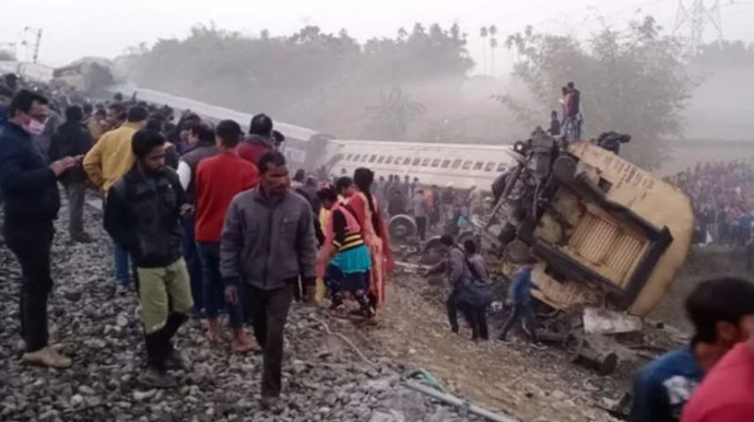 Hindistanda qatar qəzası nəticəsində 9 nəfər ölüb, 45 nəfər yaralanıb 