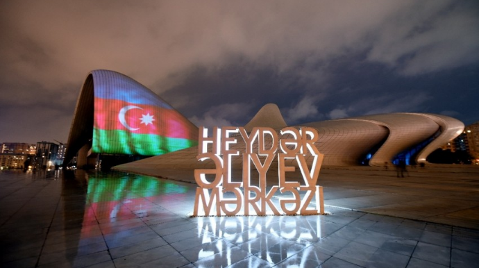 Bakının məşhur binaları Azərbaycan bayrağı ilə işıqlandırılıb  - FOTO