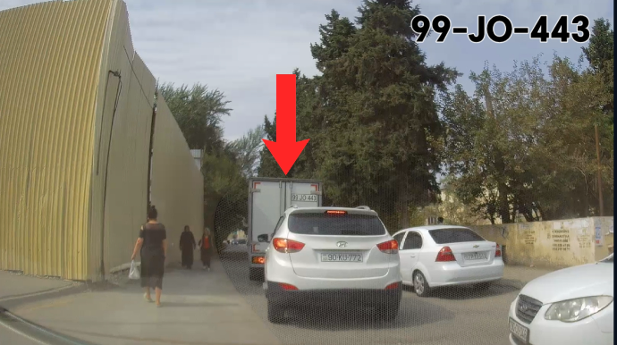 Yük maşınını ikinci cərgədə saxlayan sürücü yolu kəsdi - VİDEO