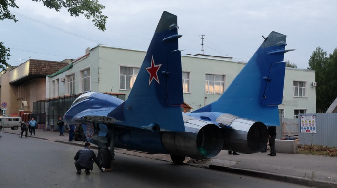 İrəvanda Rusiyanın qırıcı təyyarəsi dəmir dirəyə, daha sonra hasara çırpılıb - FOTO