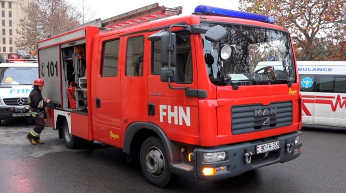 FHN: Yaşayış binasında yanğın zamanı mənzillərdən 9-u uşaq olmaqla 32 nəfər xilas olunub 