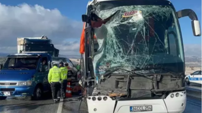 Türkiyədə sərnişin avtobusu TIR-la toqquşdu - Ölən və yaralılar var   - FOTO