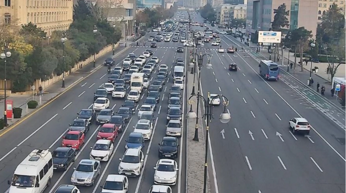 На каких улицах Баку 21 ноября наблюдаются транспортные заторы?