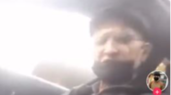 Özünü maşının altına atıb sürücüdən pul istəyən "ağsaqqal" - Bakıda  - VİDEO