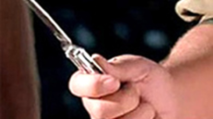 Bakının mərkəzində 27 yaşlı oğlan bıçaqlandı