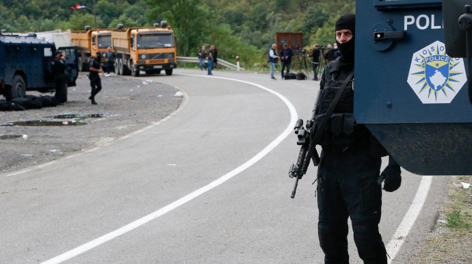 Serblər Kosovonun şimalında barrikada qurur 