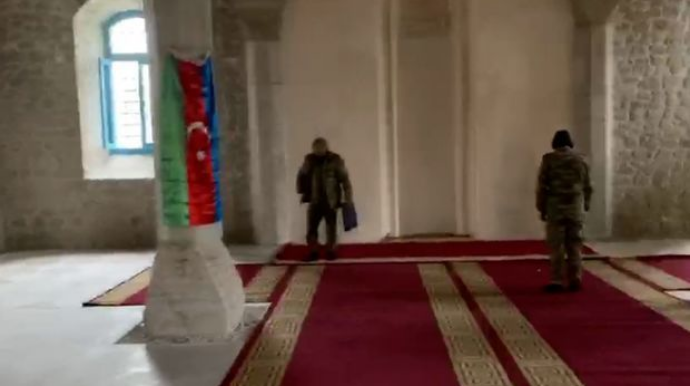 Азербайджанские солдаты совершили намаз в Шушинской мечети - ВИДЕО