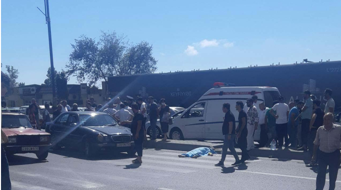Bakıda piyada zolağında nəvəsini qoruyan nənəni maşın vurub öldürdü  - FOTO