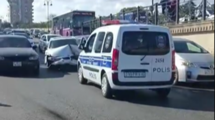 Bakıda körpüdən aşan BMW-nin görüntüləri - VİDEO 