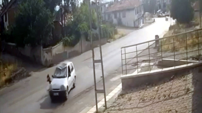 Polisdən qaçan şəxsi bir maşın vurdu, digəri üstündən keçdi - VİDEO