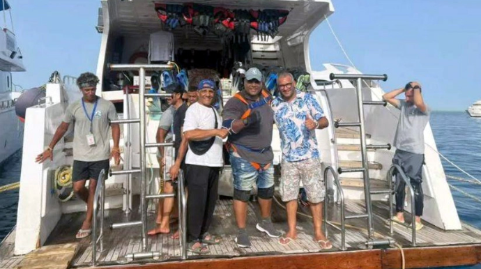 Atlet 700 tonluq gəmini dişləri ilə çəkərək Ginnesin "Rekordlar" kitabına düşüb 