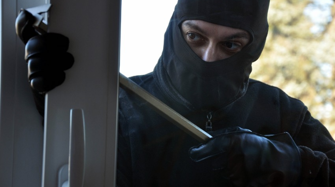 Novxanıda bağ evindən 10 000 manatlıq oğurluq edilib 