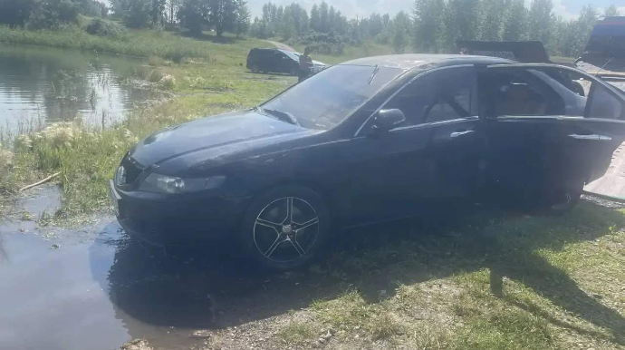 23 yaşlı qız gölə yuvarlanan avtomobildə boğuldu - FOTO 