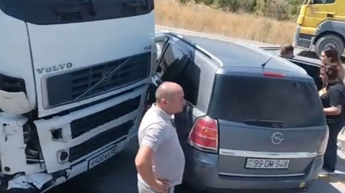 İdarəetməni itirən qadın sürücü “Opel”i yük maşınına çırpdı - RƏSMİ   - VİDEO