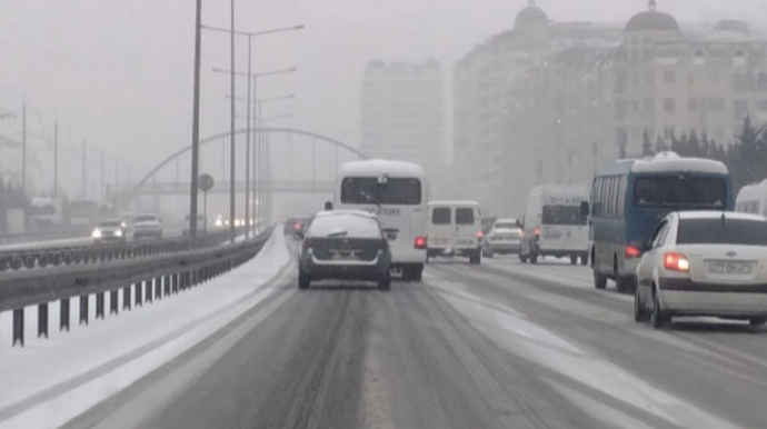 На дороге Баку - Сумгайыт парализовано движение: произошло около 10 цепных аварий  - ФОТО