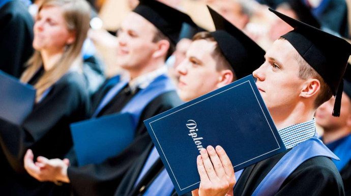 Kollec və universitetlərdə təhsil alan qadınların sayı kişilərdən çox olub 