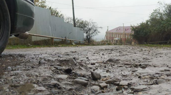 Oğuzda uzun illərdir təmir olunmayan yol yararsız vəziyyətə düşüb  - FOTO