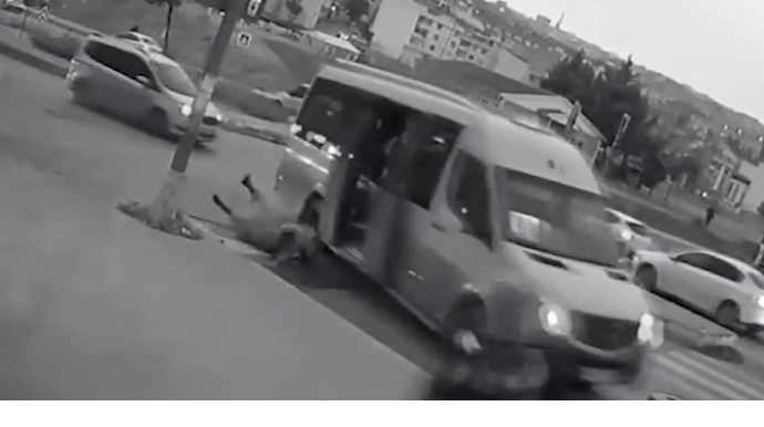 Uşaqlı qadın qapısı açıq avtobusdan yerə yıxıldı  - VİDEO